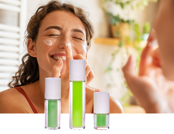 GAPLAST Airless in Glas Frau vor dem Spiegel trägt Creme aufs Gesicht mit Airless in Glas Verpackung im Vordergrund