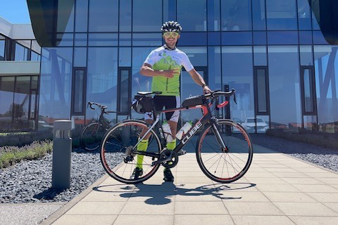 Gaplast Nachhaltigkeit - Engagement Gaplast Mitarbeiter mit gesponsertem Fahrradtrikot vor Firmengebäude in Peiting