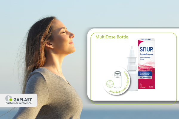 GAPLAST News- Snup Nasenspray mit MultiDose Person, die frei durchatmet mit Snup Nasenspray von STADA und der MultiDose Flasche