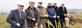6 Personen beim Spatenstich für den Neubau der Gaplast Produktion in Peiting
