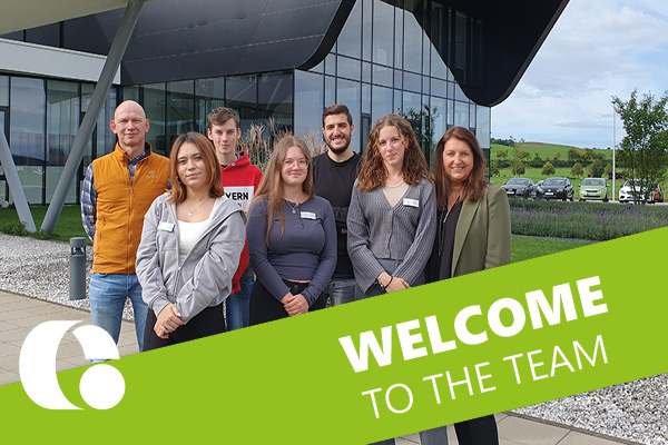 Gruppenbild mit Azubis + Ausbilder vor Gaplast Gebäude in Peiting