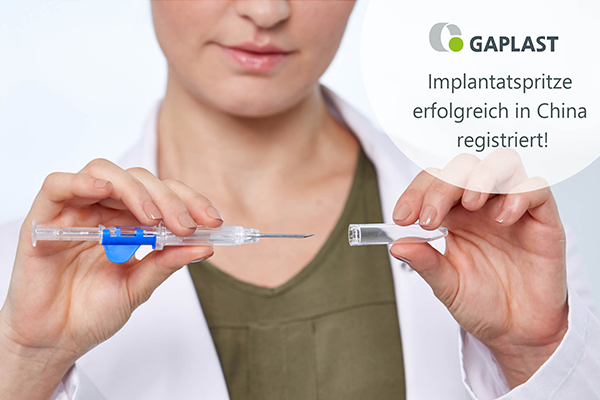 Ärztin zieht Schutzkappe von der Implantatspritze