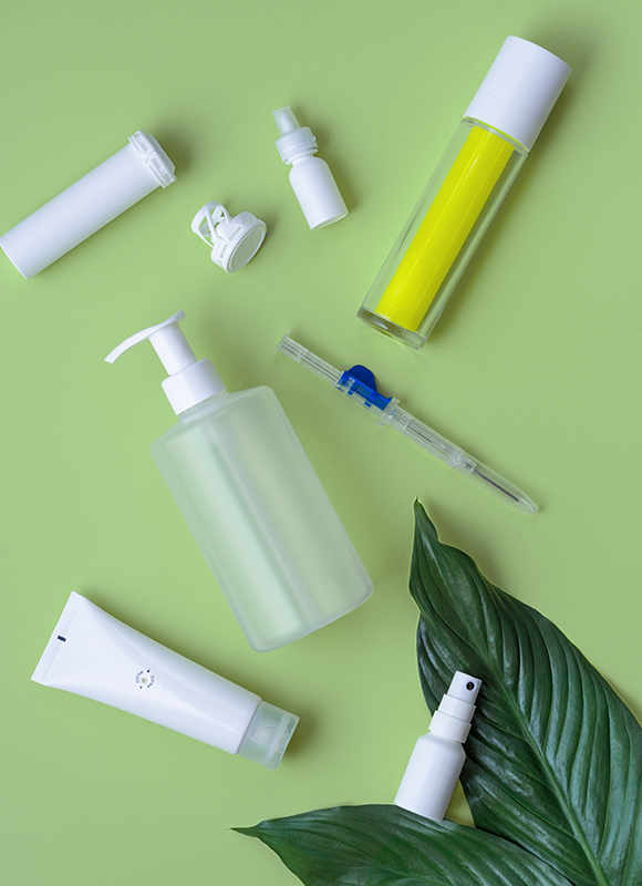 Gaplast einzelne Primärpackmittel aus Kunststoff auf grünem Hintergrund