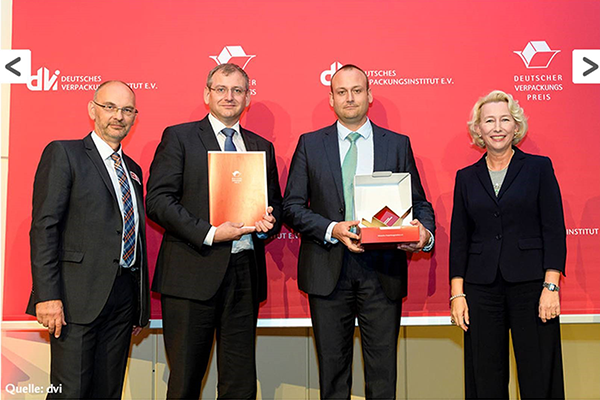 News-DeutscherVerpackungspreis-Implantatspritze-Vorschau 4 people at the german packaging award ceremony