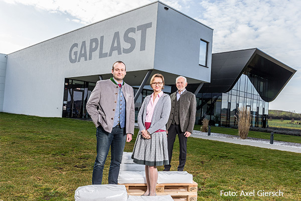 family Kneer in front of the Gaplast building in Peiting