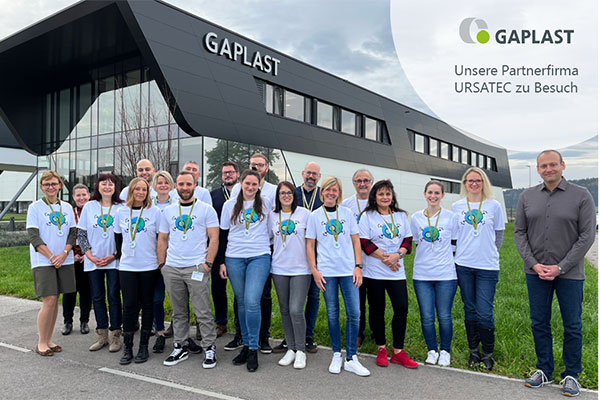 Personengruppe vor Gaplast Gebäude in Peiting