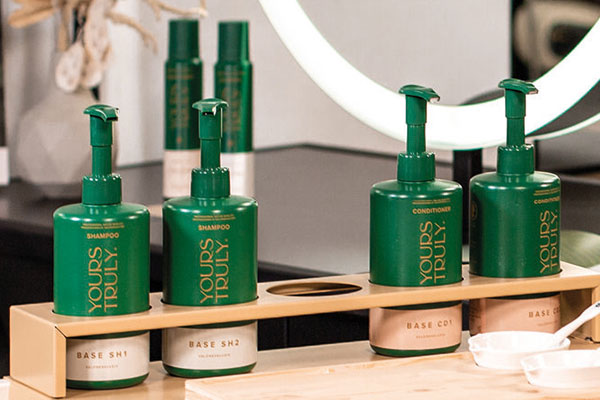 Yours Truly Produkte im Friseursalon vor Spiegel